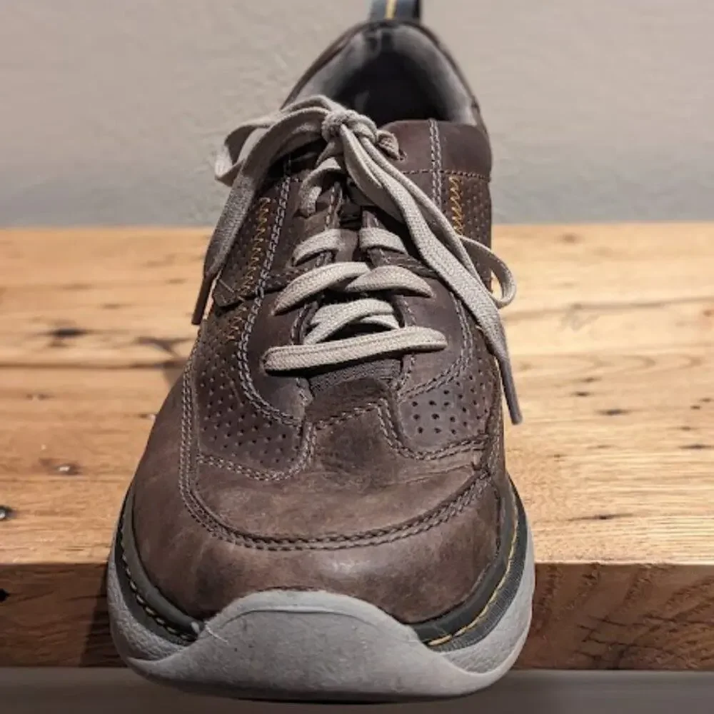 Clark's Men's Size 8.5 Brown Leather Lace Up Shoe